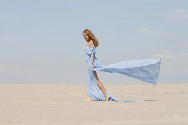 Uma menina de vestido azul — Fotografia de Stock