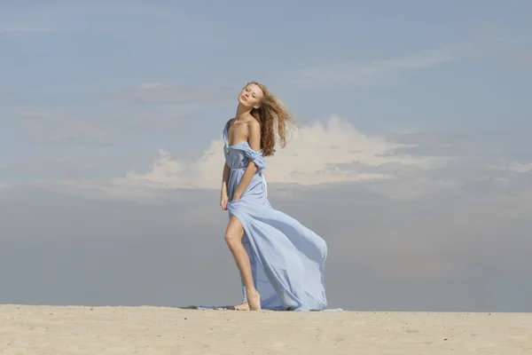 En flicka i blå klänning — Stockfoto
