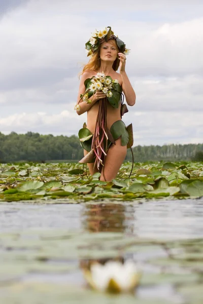 호수에 여자 — 스톡 사진