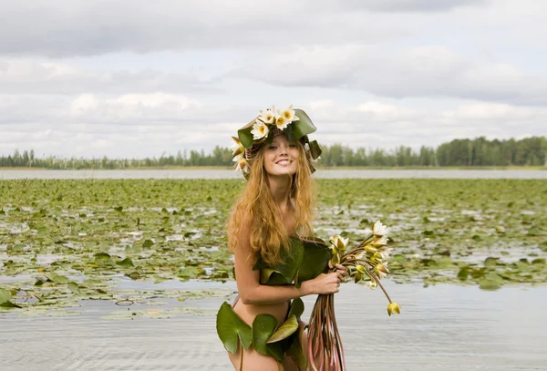 Una ragazza sul lago — Foto Stock