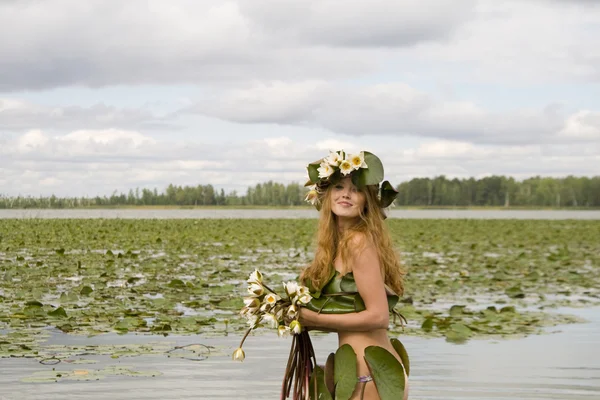 Una ragazza sul lago — Foto Stock