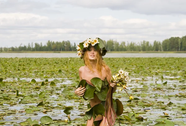 Uma rapariga no lago — Fotografia de Stock