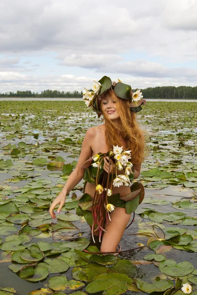 Uma rapariga no lago — Fotografia de Stock