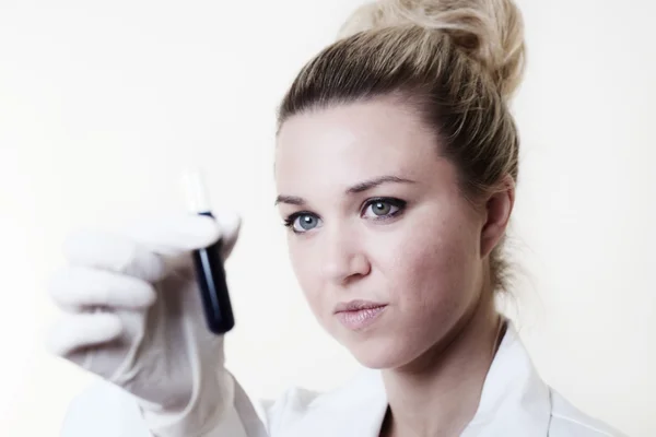 Carrying out tests in a lab — Stock Photo, Image