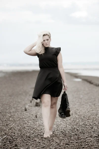 Femme sur la plage — Photo