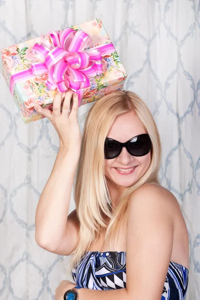 Söt blond dam med en present — Stockfoto