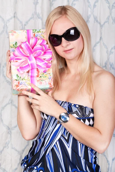Vrij blond meisje met een cadeau — Stockfoto