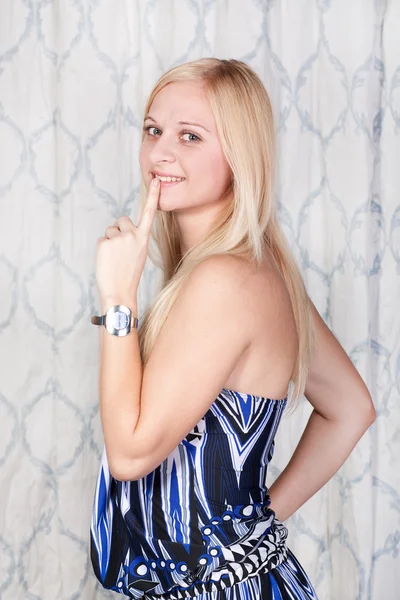 Portrait d'un jeune mannequin blond souriant en robe — Photo