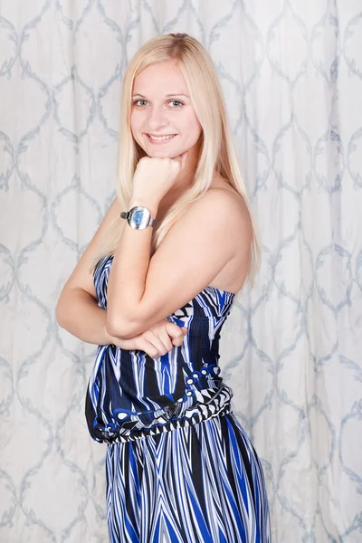 Mooie blonde meisje in een blauwe jurk — Stockfoto