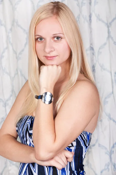 Porträtt av en ung vacker blond modell — Stockfoto
