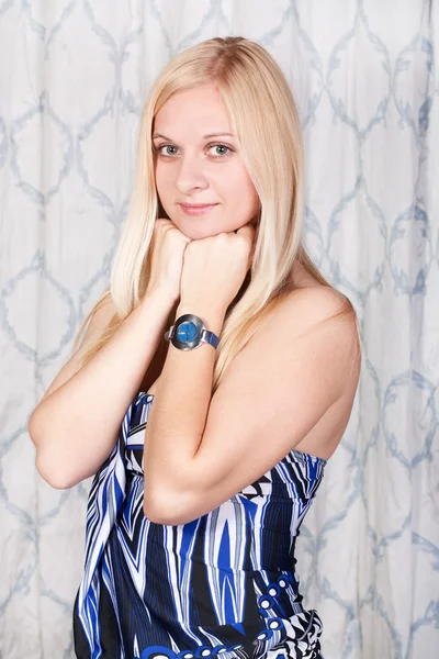 Schattig jong meisje in een blauwe jurk — Stockfoto