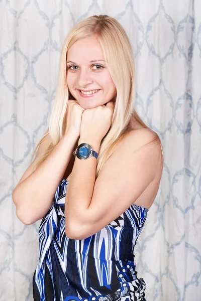 Radosny blond modelu w niebieską sukienkę — Zdjęcie stockowe