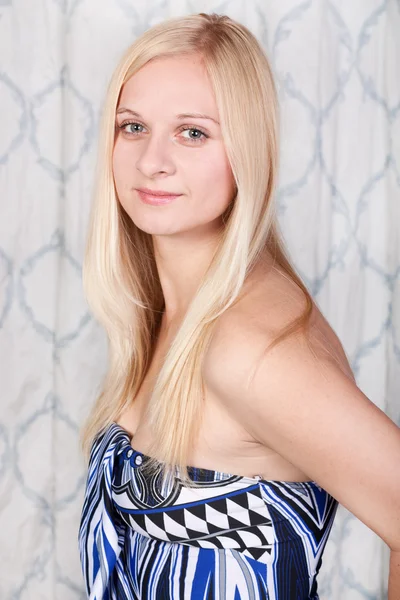 Elegante blond model in een blauwe jurk — Stockfoto