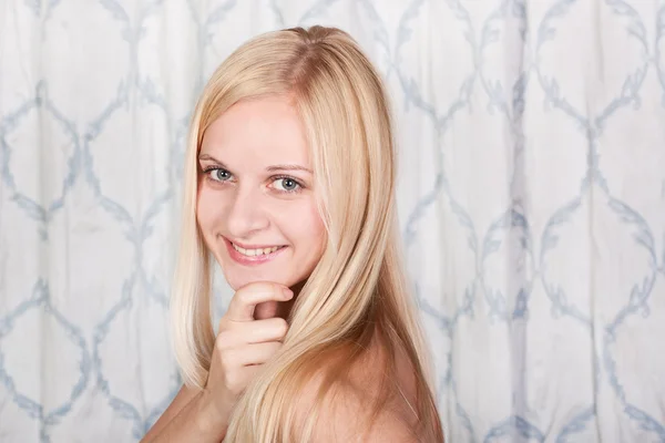 Stijlvolle lachende blond meisje met een mooi gezicht — Stockfoto