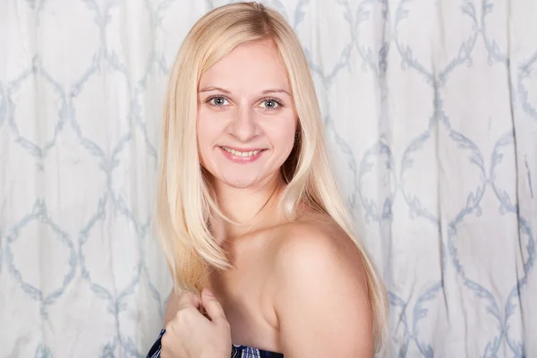 Vrolijke blond meisje met een mooi gezicht — Stockfoto