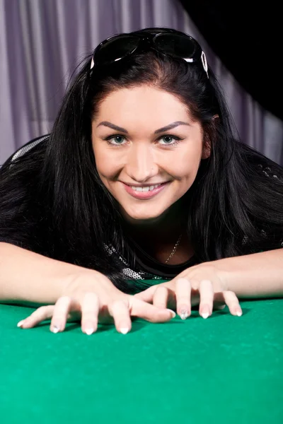 Usměvavá brunetka model na kulečníkový stůl — Stock fotografie