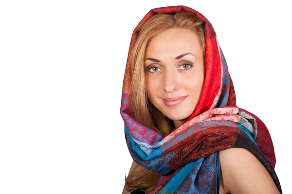 Atractiva morena con una bufanda colorida — Foto de Stock