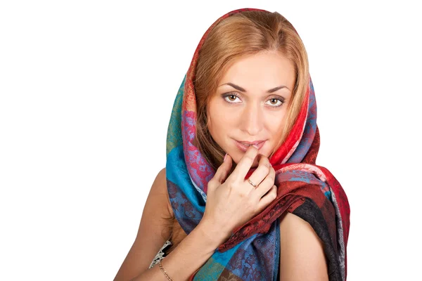 Hermosa morena con una bufanda de colores — Foto de Stock