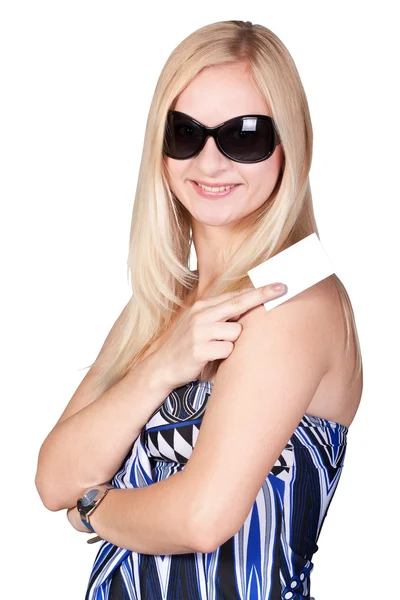 Menina loira atraente com um cartão — Fotografia de Stock