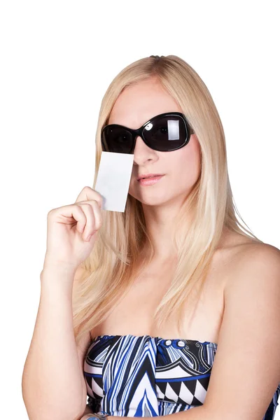 Стильная блондинка в солнечных очках с карточкой — стоковое фото