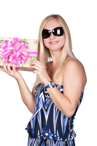 Ler blond dam i en blå klänning med en present — Stockfoto