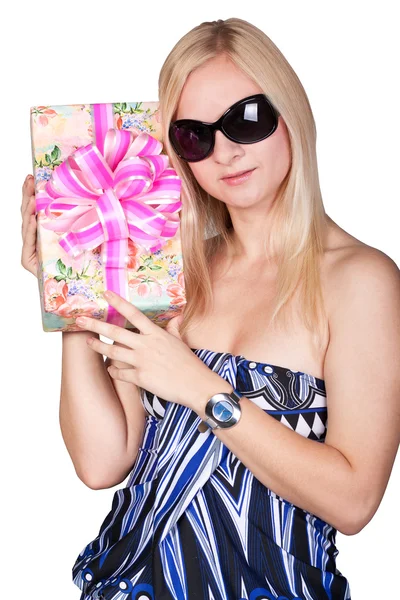 Nádherná blonďatá dáma v modrých šatech s dárek — Stock fotografie