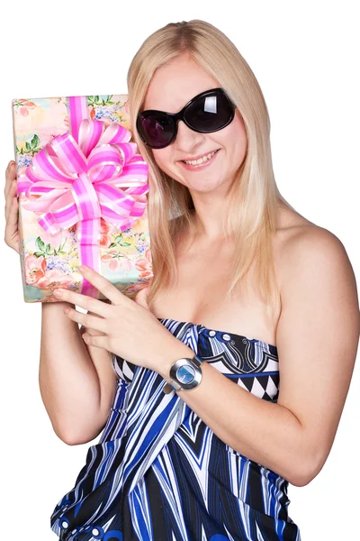 Söta leende flicka håller en present — Stockfoto