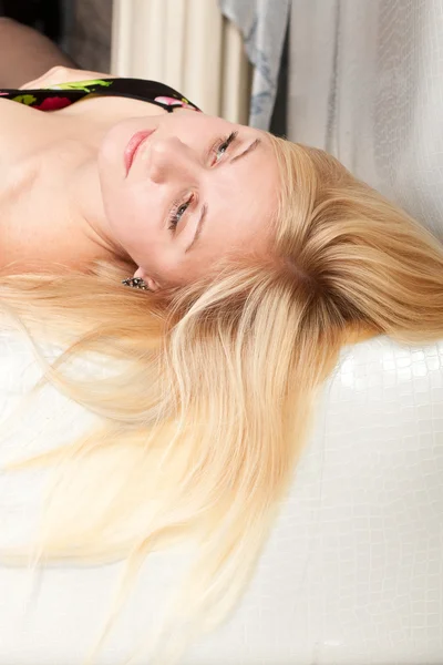 Sensuell ung kvinna med blont hår — Stockfoto