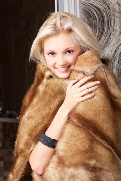 微笑着的金发女孩在毛皮 — 图库照片
