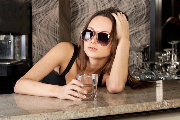 Sensuele brunette met een glas wodka — Stockfoto