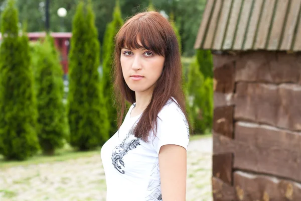 Atrakcyjny model brunetka w parku — Zdjęcie stockowe