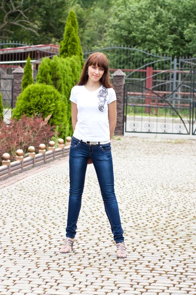 Slim fiatal barna modell a parkban — Stock Fotó