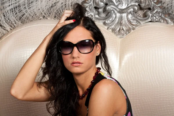 Sexy bruneta modelka v sluneční brýle — Stock fotografie