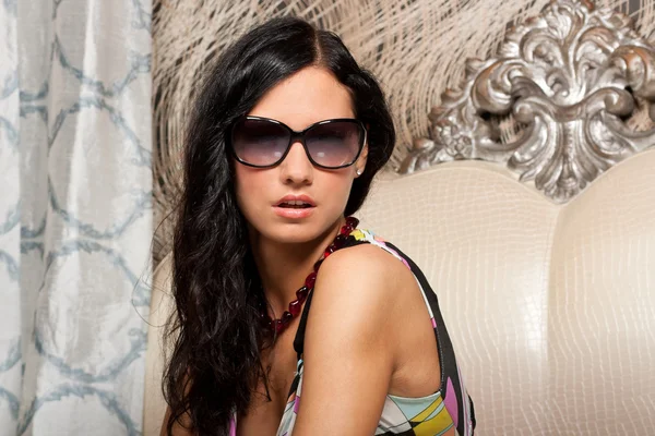 Piękna brunetka modelka w okulary przeciwsłoneczne — Zdjęcie stockowe