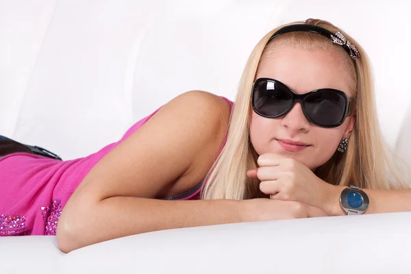 Schattige blonde dame in zonnebril — Stockfoto