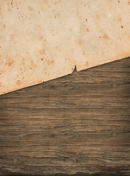 Papel viejo en blanco sobre un fondo de madera oscura — Foto de Stock