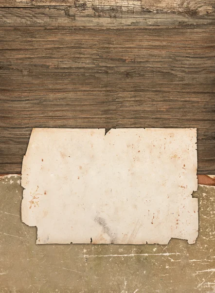 Roztržené staré listy papíru na dřevěné pozadí — Stock fotografie