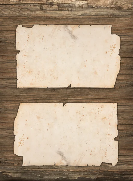Papeles viejos arrugados sobre un fondo de madera oscura —  Fotos de Stock