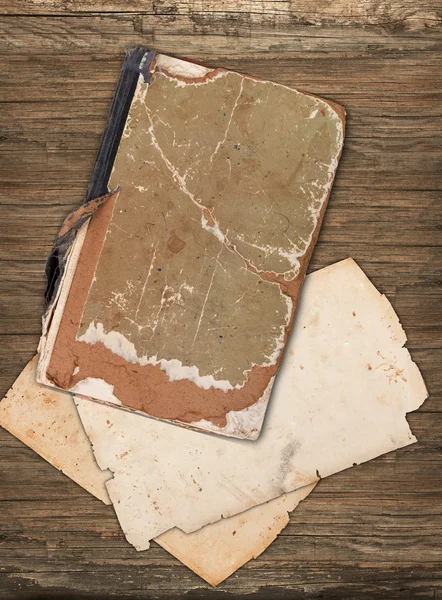 Livro velho e papéis sobre um fundo de madeira escura — Fotografia de Stock