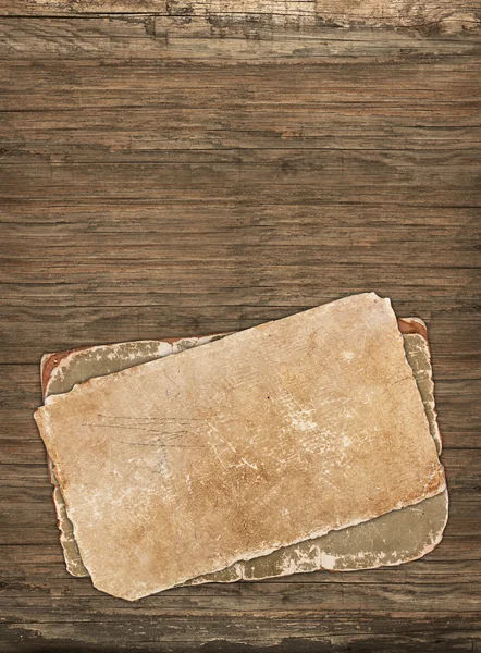 Vecchie carte scure su legno — Foto Stock