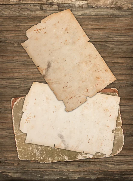 Papéis em branco velhos em um fundo de madeira — Fotografia de Stock