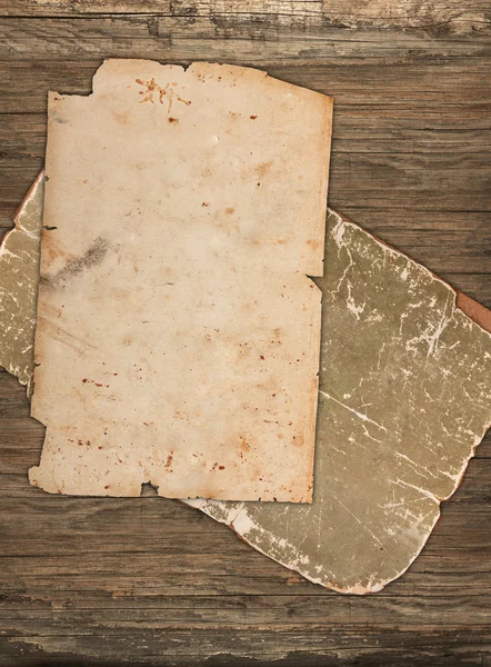 Ahşap arka plan üzerinde yıpranmış buruşuk kağıtlar — Stok fotoğraf