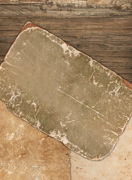 Beschadigde oude papieren op een houten achtergrond — Stockfoto