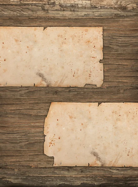 Zmięty papiery na tle drewniane — Zdjęcie stockowe