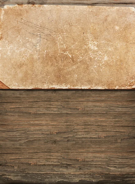 Verwittertes altes Papier auf Holz — Stockfoto