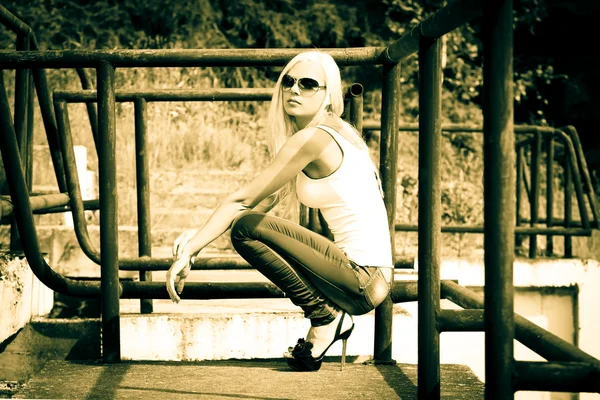 Svůdná blonďatá modelka v sluneční brýle venkovní — Stock fotografie
