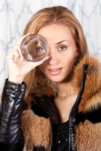 Приваблива брюнетка дівчина зі склянкою — стокове фото