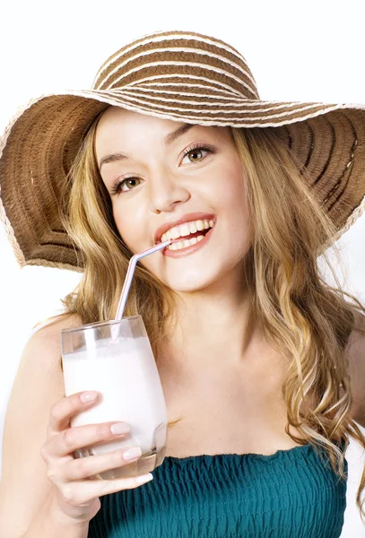 Młody piękny uśmiechający się blond kobieta z mlecznego — Zdjęcie stockowe