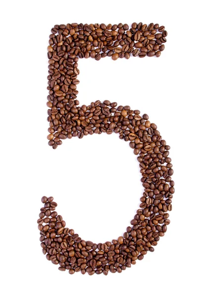 Kahve çekirdekleri arasında sayı 5. — Stok fotoğraf