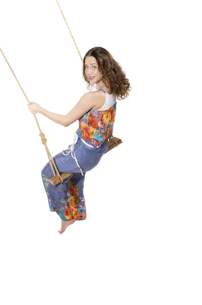 Mulher bonita balançando no balanço — Fotografia de Stock